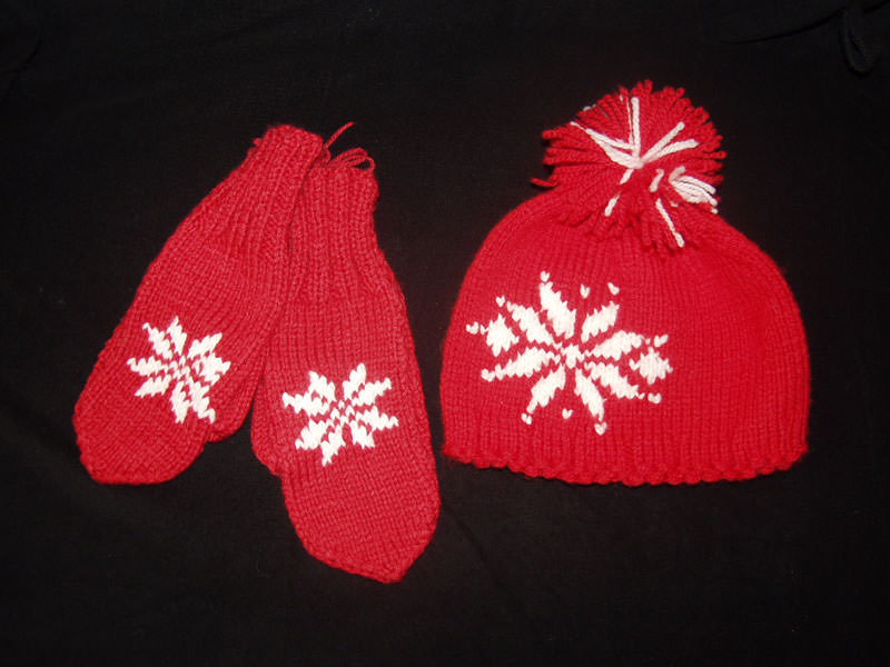 Комплект - вязаные шапочка и варежки красные со снежинкой