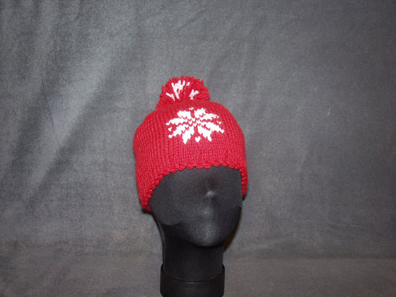 Комплект - вязаные шапочка и варежки красные со снежинкой