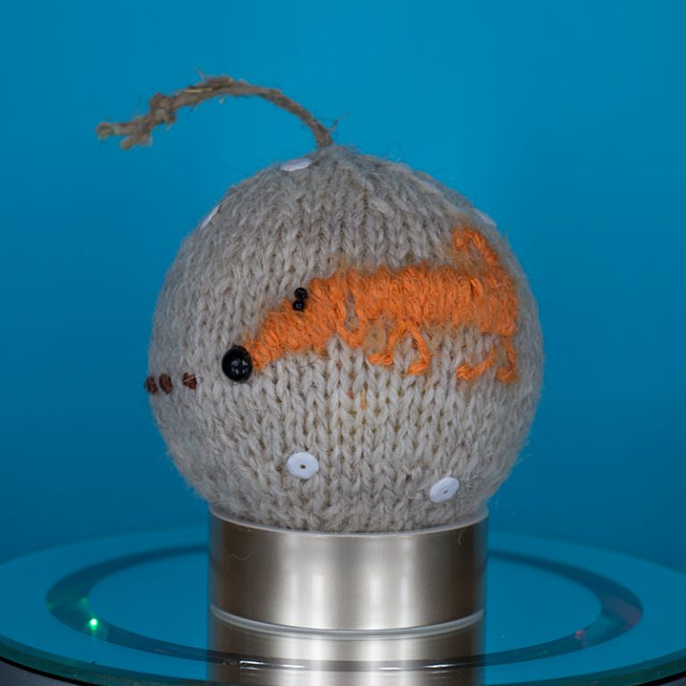 Вязаные шарики с собаками — Новогодние/ Рождественские елочные игрушки